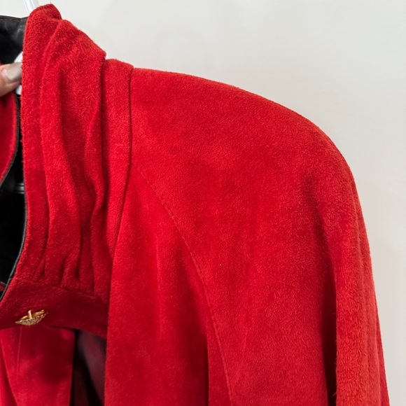 Chic Red Leather Power Jacket for Women Size M - Vintage 1980s Coat - Picture 3 of 17